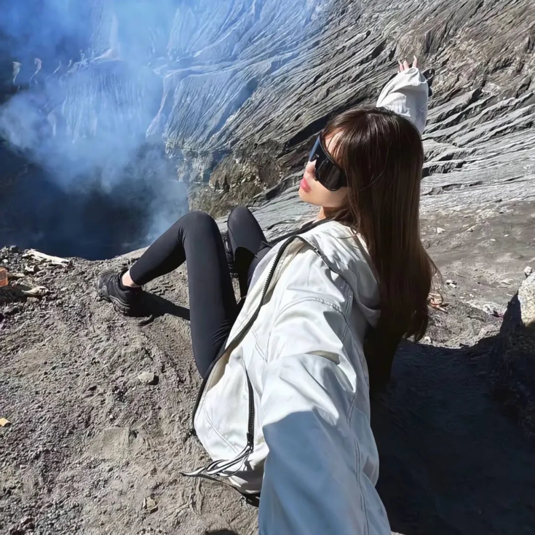 在火山下